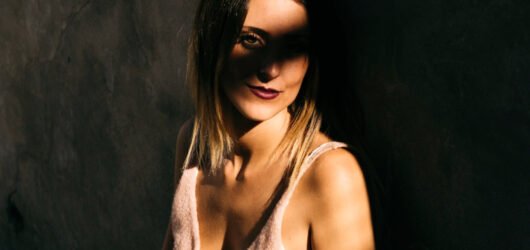 Resiliência e visão de futuro: o que o empreendedorismo pode aprender com a rotina das acompanhantes